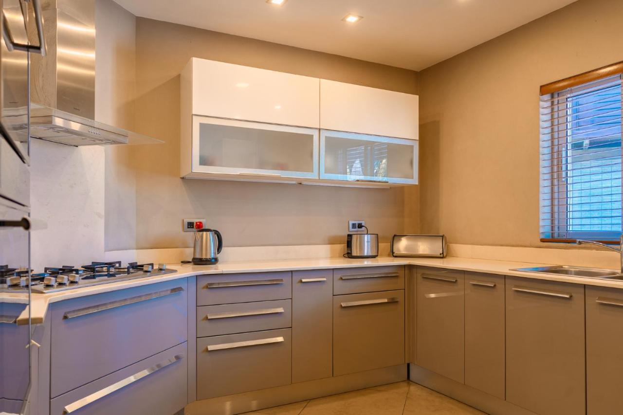 Beachfront Luxurious Stunning Sunset Boulevard Apartment, グランベ エクステリア 写真